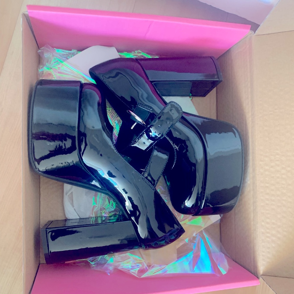 Shoes size 7, new, never worn. I just didn’t wanna store credit to return.